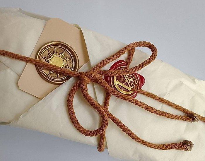 Embrulho de prenda Alquimia Doce com lacres e corda